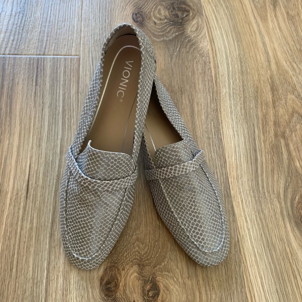 NEW Vionic Zana Sz 10 Beige Leather Lizard Slip On Loafers